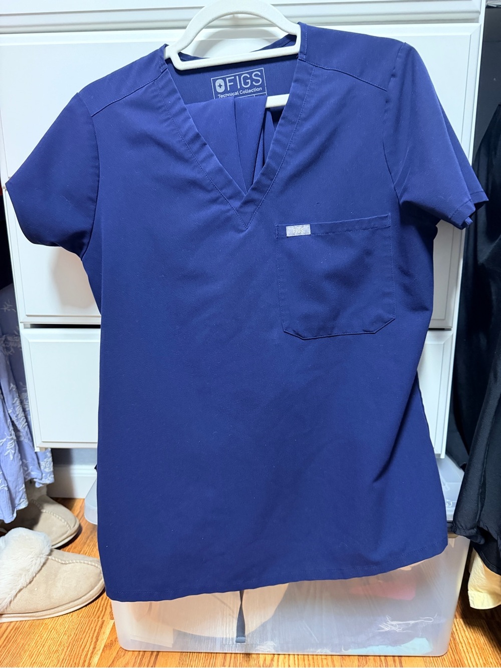 Figs one pocket top